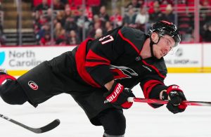Jordan Staal y Andrei Svechnikov impulsan huracanes antes de Canucks