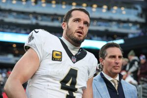 Saints GM señala a Derek Carr para vivir QB1