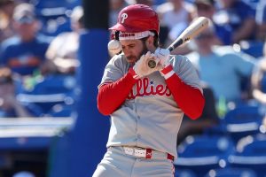 Filis 1b Bryce Harper sale después de HBP