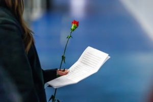 El vecindario de patinaje figurado se acumula para el homenaje a DC atomizar a las víctimas