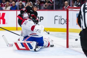 Los senadores con dificultades buscan el consejo del equipo de Blackhawks utilizando el exceso más moderno