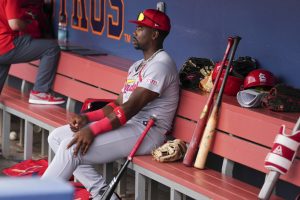 Cardinals of Jordan Walker huele a la rodilla después de pisar la cabeza de los rociadores