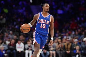 El banco de 76ers aparece gigante para superar el jazz