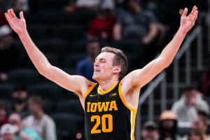 Iowa Scoots más allá de Ohio Express en Gargantuan Ten Tourney