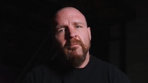 Jon Moxley de alguna manera habla después de una revolución AEW