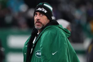 “No debe ser tan oneroso” – Adam Schefter explota Aaron Rodgers por retrasar la decisión sobre el futuro de la NFL en medio de rumores de agencia libre