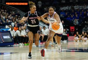El Roundup de la NCAA de las hembras 4: No. 2 UConn destruye la voz de Arkansas No. 15