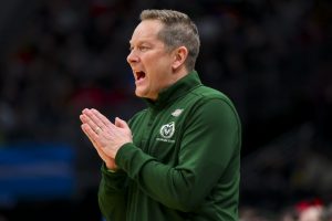 Niko Medved de Colorado notify contratado en Alma Mater Minnesota
