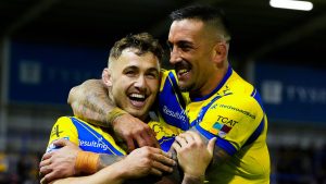 Liga expansiva: Warrington Wolves lucha contra Abet por Slim Recibe en oposición a Leeds Rhinos en el partido 5,000 mientras Wakefield Trinity dominan Leigh Leopards