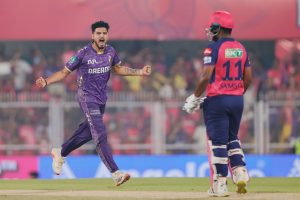 Los fanáticos cuelgan una pelea brutal en las gradas a lo largo de RR vs KKR IPL 2025 Match; El video se vuelve viral [Ogle]