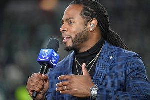 Richard Sherman comparte fotos de hombres armados que se rompen en casa