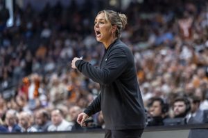 El entrenador de Tennessee, Kim Caldwell, obtendrá una extensión de un año