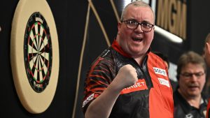 Darts de la Premier League: Luke Littler atacado por Chris Dobey mientras Stephen Bunting agarra la bolsa de soltera en Berlín