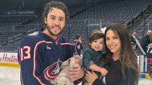La esposa de Johnny Gaudreau, Meredith, recuerda la química ‘eléctrica’ del marido con Sean Monahan dentro y fuera del hielo