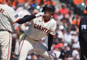 La décima entrada de Mike Yastrzemski eleva a los gigantes sobre los rojos