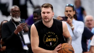 La emotiva reacción de Luka Doncic al ver la sorpresa que los Mavericks le dieron en su regreso a Dallas | Wearing Files Spain