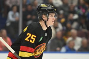 Comparar: Elias Pettersson de Canucks intercambia golpes altos con los Avs ‘Logan O’Connor en la inclinación atractiva