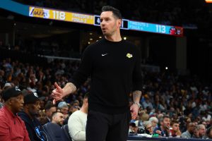 LeBron James y Lakers Locker Locker Ambush JJ Redick con 8 cubos de hielo después de un equipaje ‘Podcaster’ 50 victorias