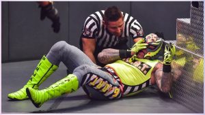 Rey Mysterio atacado brutalmente por la persona importante enmascarada más moderna de Raw con arma oculta