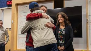La madre de Johnny Gaudreau, Jane Pens, repetir de gratitud al USHL por el premio Gaudreau