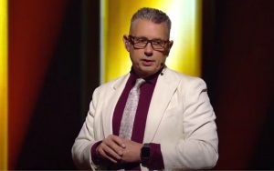 Michael Cole rompe la personalidad y elogia a uno entre sus mejores oponentes en pantalla en el Salón de la Fama de la WWE 2025
