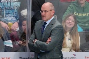 El entrenador de bomberos de Kraken, Dan Bylsma, después de una temporada