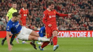 Howard Webb dice que James Tarkowski tendrá que ser enviado para Everton vs Liverpool, sin embargo, apropiado para habilitar el ganador de Diogo Jota