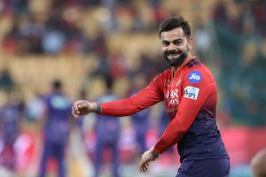 Virat Kohli es invadido por los fanáticos en el aeropuerto de Delhi antes que DC vs RCB IPL 2025 Match [Search]