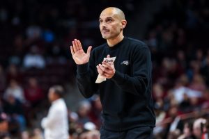 East Carolina extiende a Michael Schwartz para 2027-28