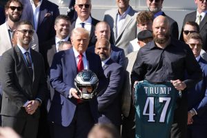 Una serie de considerables águilas omiten la vivienda blanca discutiendo con; Trump Honores de personal inalcanzable “