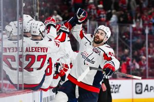 Tom Wilson, corre para promulgar a Canadiens en el Juego 5