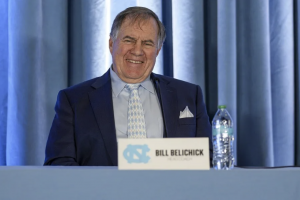 La amiga y la “musa creativa” de Bill Belichick está creando caos como cualquier otro
