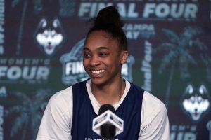 Lynx Novato f Aubrey Griffin para respetar la operación quirúrgica de rodilla