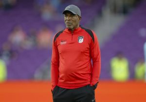 Las estrellas expulsan al entrenador en jefe Lorne Donaldson en su segunda temporada