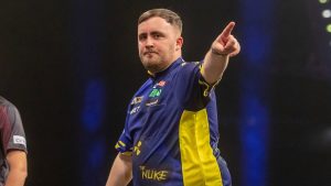 Luke Littler: Adolescente hace que la Premier League Darts pase histórica en Birmingham con el archivo quinto salvaje nocturno