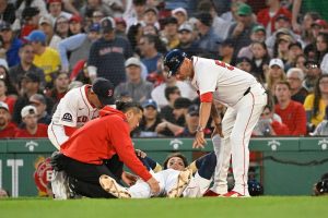 Crimson Sox 1b Triston Casas duele la pierna, sale del deporte en la camilla