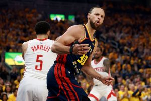 “Curry no es ajeno a soplar 3-1 clientes potenciales”: los fanáticos explotan a Steph Curry después de que una persona en particular conocida aparece poco en la pérdida del juego 6