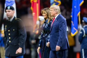 Archivo: el presidente Trump vadeando a Nil Waters