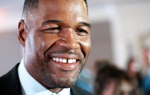 Archivo: Michael Strahan buscando la estaca de posesión de los Gigantes