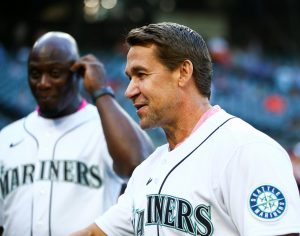 Los guardabosques alquilan a la persona en particular, la persona en particular, Bret Boone, como entrenador de bateo