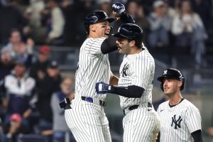 El impulso de los Yankees Hotfoot de la entrada amplia en la secuencia final vs. Padres