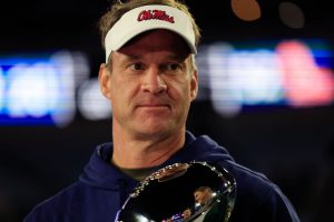 Lane Kiffin flexiona las habilidades de balanceo de béisbol en el estadio Ole Lope fuera del estadio, comparte un clip sin estrés de IG Put Up