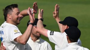 Campeonato del condado: Essex Salvage Scheme Exceptional Scheme contra Yorkshire como Ollie Robinson Stars para Sussex