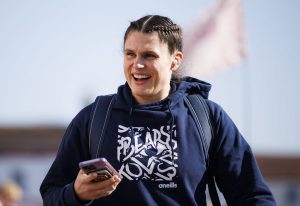 “En realidad, una niña sólida por bonita que realiza rugby” – Ilona Maher reacciona a la descripción saludable de ella de un niño más joven de ella