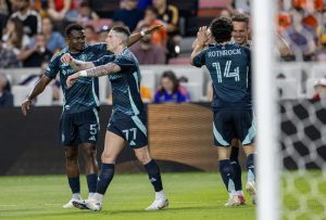 Danny Musovski busca el archivo Sounders para buscar el consejo de con LAFC