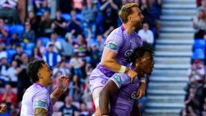 Amplia liga: Wigan Warriors se defiende en frenética 36-28 procure sobre Leigh Leopards mientras Leeds Rhinos venció al Hull FC 18-16