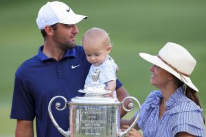 Glance: Scottie Scheffler abraza a la esposa Meredith y su hijo en el conmovedor 2d después de la ganancia del campeonato de PGA