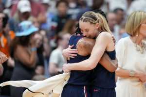 VIDEO: KK Arnold de UConn comparte un estudio anticuado de hablar con el debut de la WNBA de Paige Bueckers
