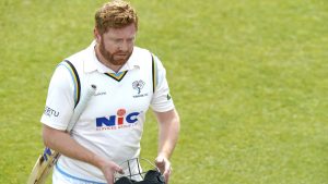 Campeonato del condado: Representante de Surrey Total en oposición a Yorkshire en Kia Oval, a pesar de los 77 de Jonny Bairstow