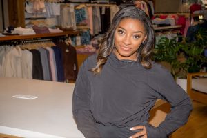 Simone Biles revela su atuendo de todo el dim mientras trabaja en los recados en medio de la temporada baja